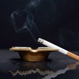 Verzichten Sie auf Nikotin. Auch als Passivraucher sollten Sie sich nicht dem Tabakqualm aussetzen - die enthaltenen Schadstoffe können das Leiden nicht nur auslösen, sondern auch bereits entzündete Haut zusätzlich reizen