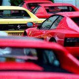 Vor allem die Pferdestärken zählen für Yann S. aus Bonn. "Ich denke, dass man(n) ein erhabenes Gefühl von Macht bekommt, je mehr Kraft er kontrollieren kann. Außerdem haben große, hochmotorisierte Autos etwas von wilden Tieren, die in Zaum gehalten werden wollen. Früher waren es die erlegten Tiger auf Safaris, heute die 500 PS Autos von Ferrari und Co", findet er