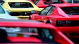 Vor allem die Pferdestärken zählen für Yann S. aus Bonn. "Ich denke, dass man(n) ein erhabenes Gefühl von Macht bekommt, je mehr Kraft er kontrollieren kann. Außerdem haben große, hochmotorisierte Autos etwas von wilden Tieren, die in Zaum gehalten werden wollen. Früher waren es die erlegten Tiger auf Safaris, heute die 500 PS Autos von Ferrari und Co", findet er