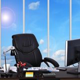 Gönnen Sie Ihrem Rücken Spielraum! Von Natur aus verharrt kein Mensch freiwillig stundenlang in derselben Haltung. Legen Sie sich einen höhenverstellbaren Bürostuhl zu. Achten Sie darauf, dass die Rückenlehne nicht fest sitzt, sondern sich flexibel Ihren Bewegungen anpasst