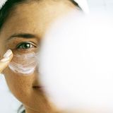 E. T. aus Hamburg fragt zurück: "Ist das so? Vielleicht sollte die Fragestellerin mal die Wahl ihrer Gesichtscreme überdenken"