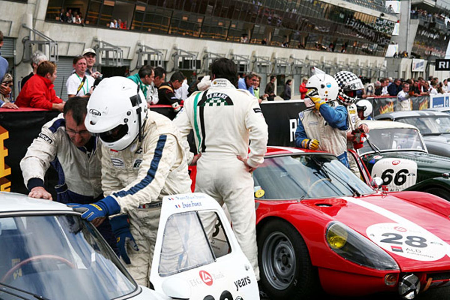 Den Schmuckstücken von einst wollte man die vollen 24 Stunden Dauerbetrieb natürlich nicht zumuten. Daher wurde das Teilnehmerfeld dem Alter nach in sechs Gruppen aufgeteilt und starteten abwechselnd, jeweils für eine Stunde und 20 Minuten