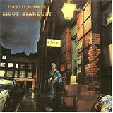 The Rise and Fall of Ziggy Stardust: Selten hat ein Musiker das Spiel mit wechselnden Identitäten so auf die Spitze getrieben und die Grenzen zwischen Kunst und Leben so stark auf geweicht. Macht Bowie hier mit seiner Kunst Karriere oder aus seiner Karriere Kunst? Eine klare Antwort lässt sich nicht geben, und das ist ein Grund für die große Wirkung dieser Platte. Doch auch die Musik spricht für sich: Das Album über den Aufstieg und Fall eines Musikers gehört mit seinem originellen Sound, dem grandiosen Songwriting und der Gesamt-Konzeption zu den besten Alben aller Zeiten. Mindestens.
