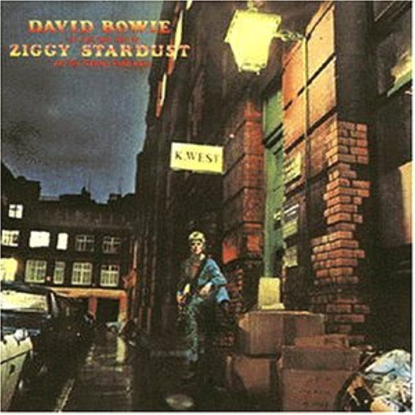 Die besten Alben der 70er Jahre: The Rise and Fall of Ziggy Stardust: Selten hat ein Musiker das Spiel mit wechselnden Identitäten so auf die Spitze getrieben und die Grenzen zwischen Kunst und Leben so stark auf geweicht. Macht Bowie hier mit seiner Kunst Karriere oder aus seiner Karriere Kunst? Eine klare Antwort lässt sich nicht geben, und das ist ein Grund für die große Wirkung dieser Platte. Doch auch die Musik spricht für sich: Das Album über den Aufstieg und Fall eines Musikers gehört mit seinem originellen Sound, dem grandiosen Songwriting und der Gesamt-Konzeption zu den besten Alben aller Zeiten. Mindestens. The Rise and Fall of Ziggy Stardust: Selten hat ein Musiker das Spiel mit wechselnden Identitäten so auf die Spitze getrieben und die Grenzen zwischen Kunst und Leben so stark auf geweicht. Macht Bowie hier mit seiner Kunst Karriere oder aus seiner Karriere Kunst? Eine klare Antwort lässt sich nicht geben, und das ist ein Grund für die große Wirkung dieser Platte. Doch auch die Musik spricht für sich: Das Album über den Aufstieg und Fall eines Musikers gehört mit seinem originellen Sound, dem grandiosen Songwriting und der Gesamt-Konzeption zu den besten Alben aller Zeiten. Mindestens.