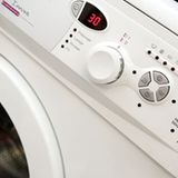 Waschmaschine    Gleiches gilt auch für die Waschmaschine: Nur voll beladen wäscht sie am günstigsten. Für normal verschutzte Wäsche reicht meist ein Waschgang bei 60° - damit verbrauchen Sie 30 Prozent weniger Energie als bei einem Waschgang mit 95 Grad