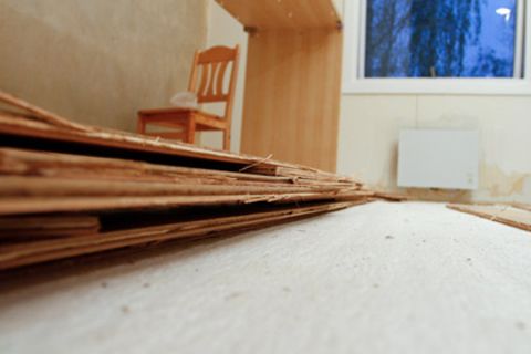 Parkett- und Laminatböden können teuer werden: Ist die Lärmbelastung durch Schritte für die Nachbarn zu groß, kann ein Rückbau verlangt werden