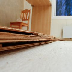Parkett- und Laminatböden können teuer werden: Ist die Lärmbelastung durch Schritte für die Nachbarn zu groß, kann ein Rückbau verlangt werden