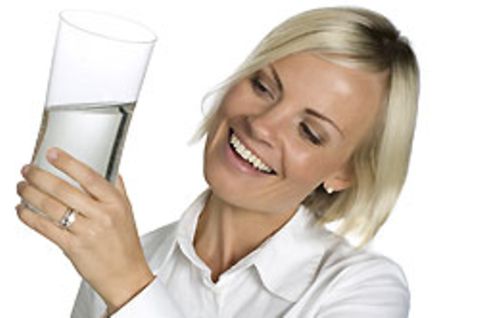 Für eine steigende Zahl der Deutschen ist das Glas halb voll