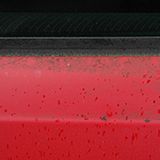 Die Schmutzkrusten sind eine innige Verbindung mit dem Lack eingegangen.