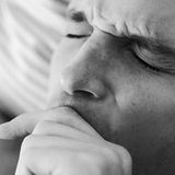 Grundlos Unterlippe abgebissen    Na, dann mal guten Appetit: Eine 44-jährige US-Bürgerin hat ihrem Freund die Unterlippe abgebissen und ihn damit auf ewig entstellt. Sie hätten sich mehrfach geküsst, bis die Frau plötzlich ohne ersichtlichen Grund wie wild in seine Lippe gebissen habe, sagte der 49 Jahre alte Mann der Polizei. Dann hab sie die Lippe einfach ausgespuckt. Die Polizeibeamten hatten den Mann vom Montag blutüberströmt auf der Veranda seines Hauses in White Center bei Seattle aufgefunden. Seine Lippe fanden die Polizisten im Schlafzimmer, bedeckt mit Katzenhaaren. Im Krankenhaus konnte sie nicht wieder angenäht werden. Der Frau wurde von einem US-Gericht schwere häusliche Gewalt zur Last gelegt.