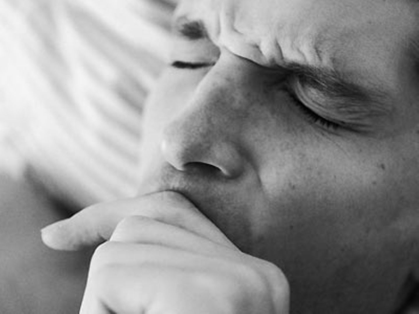 Grundlos Unterlippe abgebissen    Na, dann mal guten Appetit: Eine 44-jährige US-Bürgerin hat ihrem Freund die Unterlippe abgebissen und ihn damit auf ewig entstellt. Sie hätten sich mehrfach geküsst, bis die Frau plötzlich ohne ersichtlichen Grund wie wild in seine Lippe gebissen habe, sagte der 49 Jahre alte Mann der Polizei. Dann hab sie die Lippe einfach ausgespuckt. Die Polizeibeamten hatten den Mann vom Montag blutüberströmt auf der Veranda seines Hauses in White Center bei Seattle aufgefunden. Seine Lippe fanden die Polizisten im Schlafzimmer, bedeckt mit Katzenhaaren. Im Krankenhaus konnte sie nicht wieder angenäht werden. Der Frau wurde von einem US-Gericht schwere häusliche Gewalt zur Last gelegt.