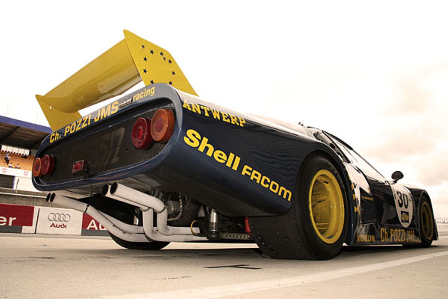 Es ist ein großes Wiedersehen: So wie mit diesem Ferrari 512 BBLM, der schon im Jahr 1979 auf der legendären Rennstrecke seine Runden drehte. Zugelassen sind nur Fahrzeuge, die zwischen 1922 und 1979 Le Mans gefahren und auch - alles andere als eine Selbstverständlichkeit bei dem 24-Stunden-Härtetest - ins Ziel gekommen sind