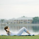 Ermuntern Sie Ihren Partner zu ein paar Entspannungs- und Dehnübungen. Am besten, Sie machen es vor. Denn leichte Bewegungsübungen können den Schmerz lindern.