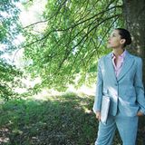 Um die Klima-Katastrophe unterhalb der Klamotte zu vermeiden, steigen Sie lieber auf hochwertige Stoffe um. Natürlich sollten sich auch die Damen zurückhalten: nicht allzu tief dekolletiert ins Büro gehen. Zuviel Bein ist ebenso unangebracht wie allzu durchsichtige Stoffe