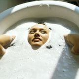 Waschen Sie sich möglichst nur mit tensidfreier Waschlotion. Der pH-Wert sollte zwischen 5 und 6,5 liegen. Solche Produkte tragen meist eine entsprechende Aufschrift