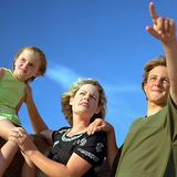 "Ich selbst habe 1998 auf der Fahrt in der Morgendämmerung von Heidelberg nach München zwischen Pforzheim und kurz vor Stuttgart einen roten Ball am Himmel gesehen, der seltsame Kursänderungen vornahm. Ich stoppte an einer Parkbucht, so, wie andere auch, und wir konnten uns diese Erscheinung, die sich mal näherte, mal wieder abdrehte, nur als ein Ufo erklären. Ein Anruf bei der Luftraumüberwachung zeigte ein seltsames Ergebnis. Man wimmelte mich ab, obwohl man zugab, etwas bemerkt zu haben", schreibt Horst Mayer