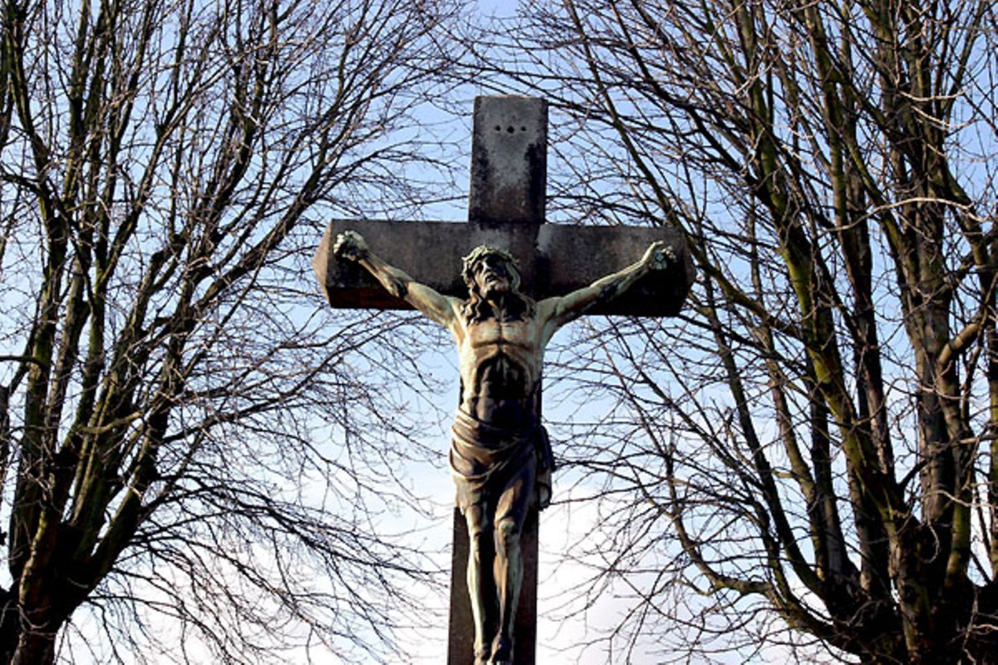 Sehr große Unterschiede zwischen Ost und West    Der Anteil der Westdeutschen, denen ihr Glaube an Gott heilig ist, ist mit 20,5 Prozent dreimal so hoch wie der Anteil der Ostdeutschen (7,6 Prozent)