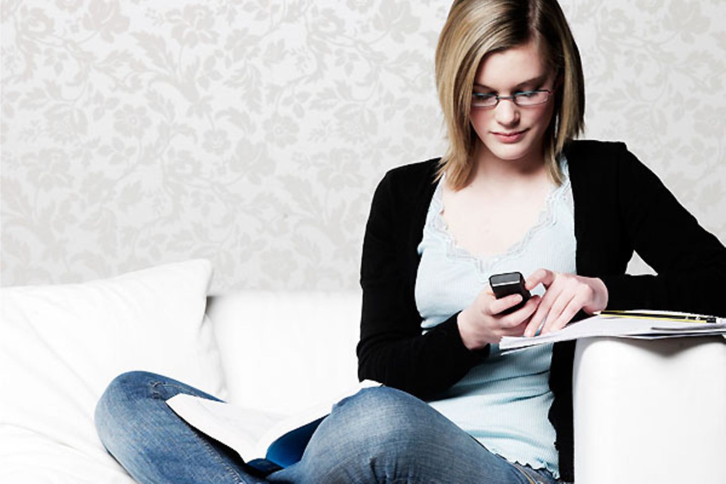 Blackout im T-Mobile-Netz: Wann meldet er sich bloß? Es kribbelt im Bauch. Das erste Date lief super, man hat sich gut verstanden und würde sich eigentlich gern wiedersehen. Das gebannte Warten auf Regung des Anderen wird aber gerade dann zur Geduldsprobe, wenn das Handy-Netz nicht funktioniert. Keine SMS und erst recht keine Telefonate werden durchgestellt. Vielleicht ist es dann an der Zeit, mal wieder einen Brief zu schreiben Wann meldet er sich bloß? Es kribbelt im Bauch. Das erste Date lief super, man hat sich gut verstanden und würde sich eigentlich gern wiedersehen. Das gebannte Warten auf Regung des Anderen wird aber gerade dann zur Geduldsprobe, wenn das Handy-Netz nicht funktioniert. Keine SMS und erst recht keine Telefonate werden durchgestellt. Vielleicht ist es dann an der Zeit, mal wieder einen Brief zu schreiben
