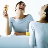 Wieso haben viele Frauenzeitschriften Frauennamen, aber Autozeitungen und Männermagazine heißen nie Klaus, Torsten oder Gerd?", fragte Oliver T.  "Um den Eindruck zu erwecken, dass die Zeitung quasi eine gute Freundin ist, die vorbeikommt, ein bisschen klatscht und tratscht, Tipps und Ratschläge gibt und sich nach dem Kaffeekränzchen - dem Lesen -   verabschiedet, wobei der nächste Besuch - die nächste Ausgabe - bereits in Aussicht steht", schreibt Sabine S.