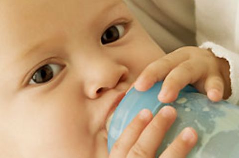 In Deutschland unterliegt die Herstellung von Babynahrung extrem strengen Richtlinien. Experten sind sicher: Ein Skandal wie in China wäre hierzulande kaum möglich