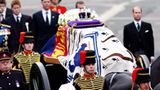 Queen Mum    Sie hat mehr als ein Jahrhundert überdauert. Als Queen Mum 2002 im Alter von 101 Jahren starb, trauerte das Königreich erneut. Nach Prinzessin Diana war sie das beliebteste Mitglied der englischen Königsfamilie. Mehrere 100.000 Menschen nahmen von Queen Mum Abschied, als sie in der Westminster Hall aufgebahrt wurde. Den Trauerzug von Westminster zu der St.-Georgs-Kapelle auf Schloss Windsor flankierten mehrere Millionen Briten