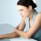 Maiken L. zieht andere Parallelen. "Weil es mit dem Wissen ähnlich wie mit der Alkoholabhängigkeit ist. Fängt man einmal an, alles wissen zu wollen, hört man so schnell nicht wieder auf", sagt sie