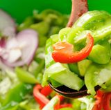 Wenn etwas unter Schutzatmosphäre verpackt ist, zischt es leise, wenn Sie die Packung öffnen. Was entweicht, ist Stickstoff und Kohlendioxid. Diese Gase ersetzen den Sauerstoff und sollen Lebensmittel länger frisch halten. Doch Vorsicht: Bei rotem Fleisch ist in der Schutzatmosphäre viel Sauerstoff enthalten. Das sorgt rein äußerlich für eine hellrote Farbe des Fleisches, also ein frisches Aussehen. Tatsächlich bewirkt der hohe Sauerstoffanteil aber, dass das Fleisch schneller zäh und ranzig wird