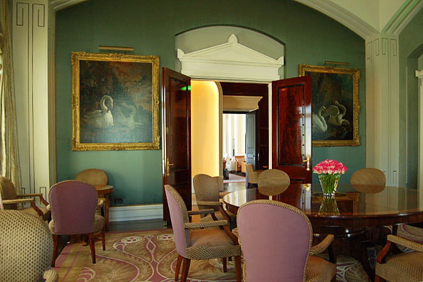 Die Bibliothek im Altbau: Behutsame Rückbesinnung auf die Ursprünge des Grandhotels vor 110 Jahren