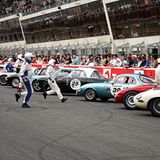 Der klassische "Le-Mans-Start" durfte bei den "Classics" natürlich nicht fehlen: Es gab eine Zeit, in der die Fahrer, nachdem der Startschuss ertönt war, über die Fahrbahn zu ihren Wagen vor der Boxengasse sprinten mussten. Geändert wurde dies erst nach der Einführung von Sicherheitsgurten - ab 1971 startete man fliegend