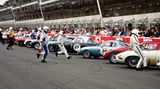 Der klassische "Le-Mans-Start" durfte bei den "Classics" natürlich nicht fehlen: Es gab eine Zeit, in der die Fahrer, nachdem der Startschuss ertönt war, über die Fahrbahn zu ihren Wagen vor der Boxengasse sprinten mussten. Geändert wurde dies erst nach der Einführung von Sicherheitsgurten - ab 1971 startete man fliegend