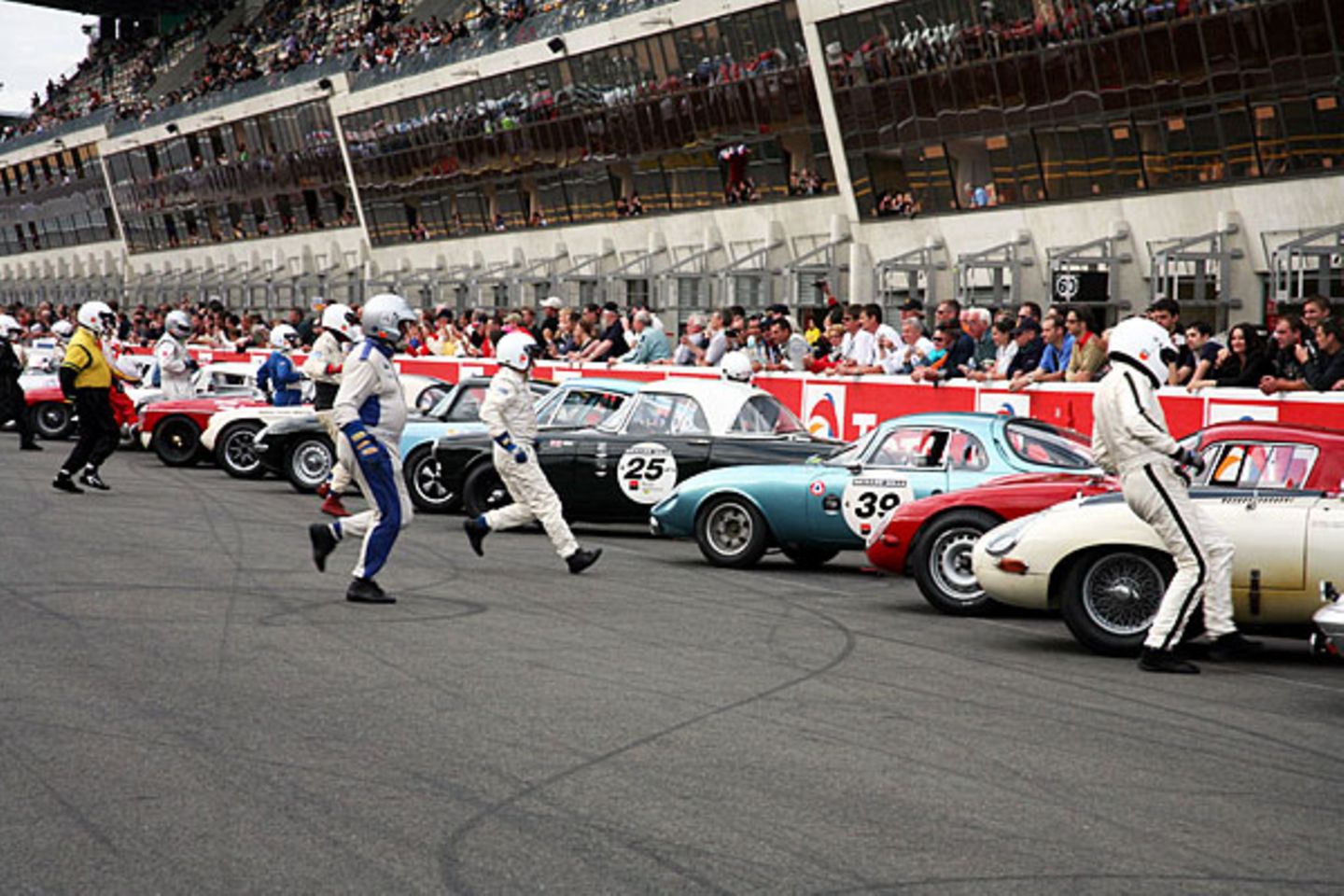Der klassische "Le-Mans-Start" durfte bei den "Classics" natürlich nicht fehlen: Es gab eine Zeit, in der die Fahrer, nachdem der Startschuss ertönt war, über die Fahrbahn zu ihren Wagen vor der Boxengasse sprinten mussten. Geändert wurde dies erst nach der Einführung von Sicherheitsgurten - ab 1971 startete man fliegend