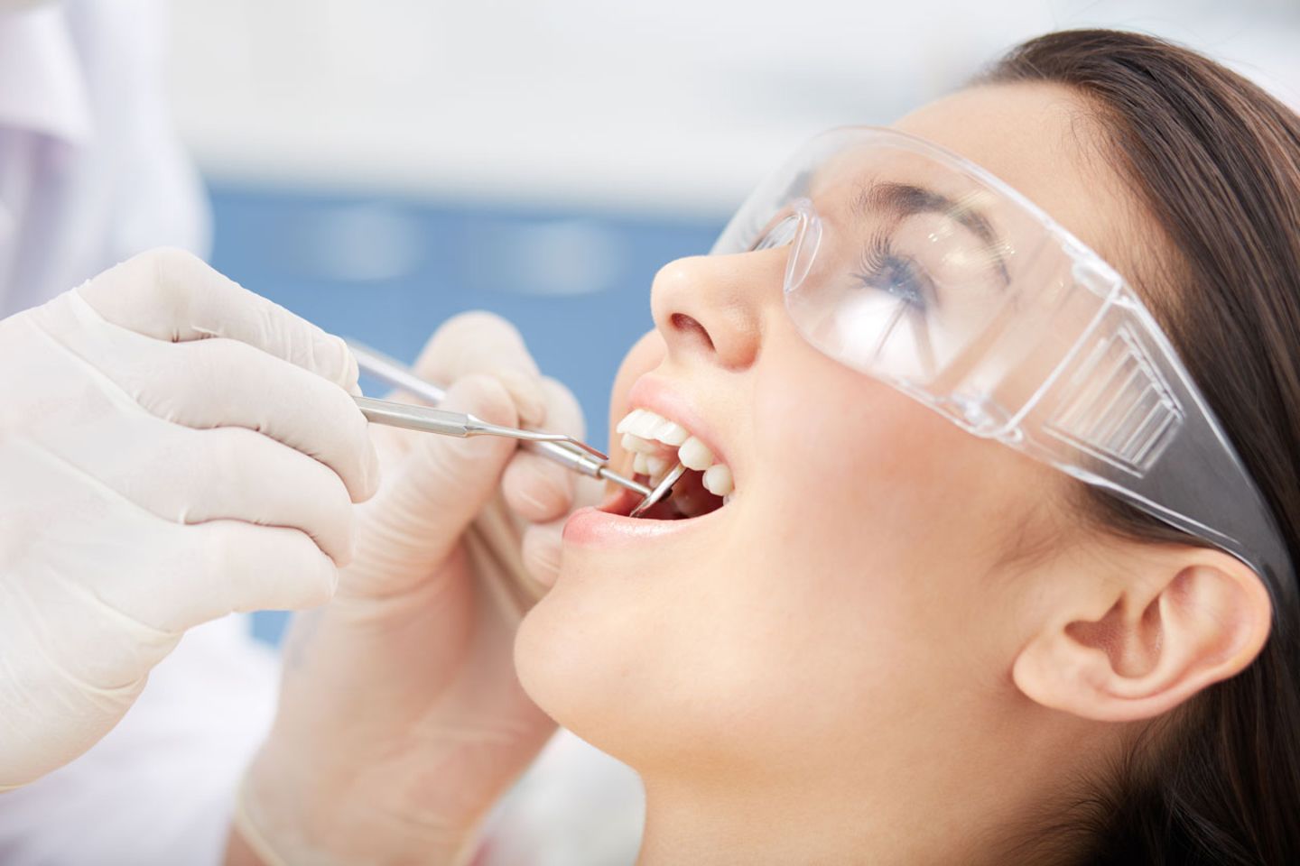 Der Zahnarzt untersucht Ihren Speichel auf Bakterien und seinen pH-Wert