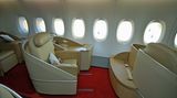First Class  Im vorderen Teil des Hauptdecks können neun Passagiere der First Class, bei Air France "La Première" genannt, Platz nehmen. Die Ledersessel lassen sich per Knopfdruck…