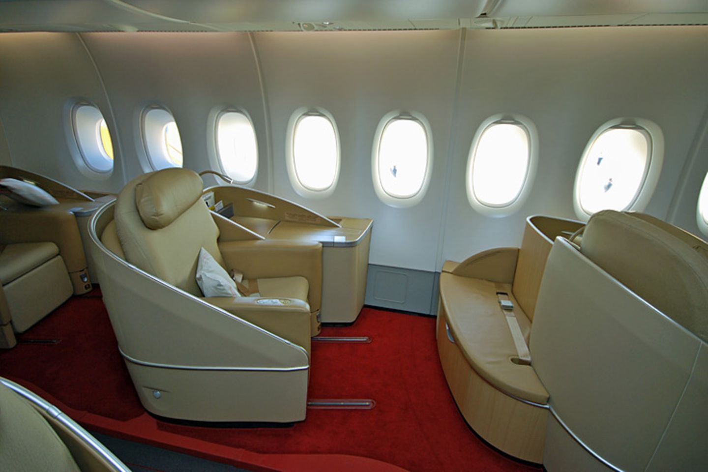 First Class  Im vorderen Teil des Hauptdecks können neun Passagiere der First Class, bei Air France "La Première" genannt, Platz nehmen. Die Ledersessel lassen sich per Knopfdruck…