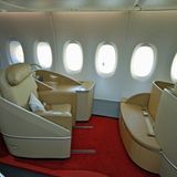 First Class  Im vorderen Teil des Hauptdecks können neun Passagiere der First Class, bei Air France "La Première" genannt, Platz nehmen. Die Ledersessel lassen sich per Knopfdruck…