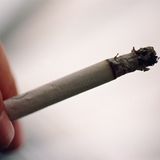 Gewöhnen Sie sich das Rauchen ab und meiden Sie verqualmte Räume. Experten nehmen an, dass Nikotin Clusterattacken auslösen kann