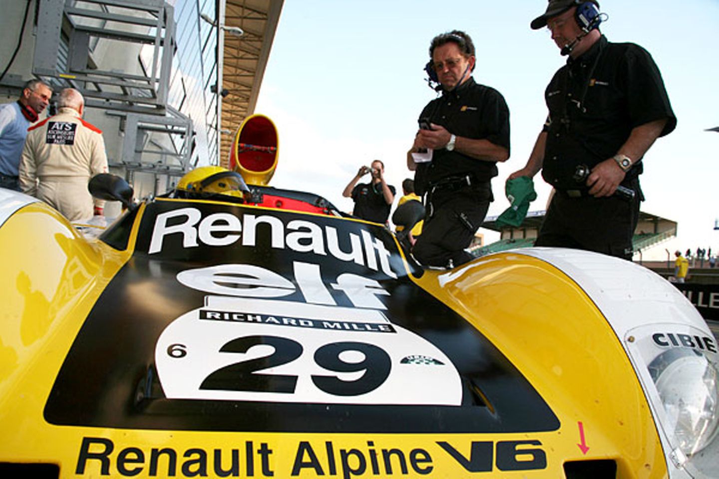 Bei den jüngsten Klassikern konnte der Renault Alpine einer wahren Le-Mans-Legende nur wenig entgegen setzen. In der Gruppe der Wagen, die zwischen 1971 und 1979 den Höllenritt von Le Mans durchgestanden haben siegten Jürgen Barth im Duett mit Jean-Marc Luco mit dem selben Porsche 936, mit er bereit 31 Jahre zuvor triumphiert hatte