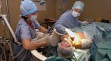 Intensiv-/Anästhesie-/OP-Pfleger: 2410 Euro    Wer die schwierige Ausbildung zu Krankenschwester bzw. –pfleger geschafft hat, kann sich nach mindestens zweijähriger Weiterbildung weiter spezialisieren und in den Operationssaal oder die Intensivstation aufsteigen. Der Lohn für die Mühe, sich die großen Wissensmengen einzuverleiben, beginnt bei 2410 Euro und liegt damit immer noch unter der dem Niveau, dass die GDL für die Lokführer direkt nach der Lehre fordert. Beim Patienten darf nichts schief gehen. Technik kommt verstärkt zum Einsatz. Arbeitszeit: Immer.
