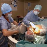 Intensiv-/Anästhesie-/OP-Pfleger: 2410 Euro    Wer die schwierige Ausbildung zu Krankenschwester bzw. –pfleger geschafft hat, kann sich nach mindestens zweijähriger Weiterbildung weiter spezialisieren und in den Operationssaal oder die Intensivstation aufsteigen. Der Lohn für die Mühe, sich die großen Wissensmengen einzuverleiben, beginnt bei 2410 Euro und liegt damit immer noch unter der dem Niveau, dass die GDL für die Lokführer direkt nach der Lehre fordert. Beim Patienten darf nichts schief gehen. Technik kommt verstärkt zum Einsatz. Arbeitszeit: Immer.