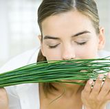 Nehmen Sie sich Zeit beim Essen und genießen Sie es. Riechen und Schmecken sind besonders eng mit dem Emotionszentrum im Gehirn verbunden. Freude an Aromen tut daher der Seele gut