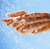 Reinigen Sie den Mundschutz nach jedem Tragen unter fließendem Wasser und bewahren Sie ihn in einer speziellen Box auf. Bevor Sie ihn wieder einsetzen, spülen Sie ihn mit einer Mundspüllösung oder einem milden Desinfektionsmittel ab