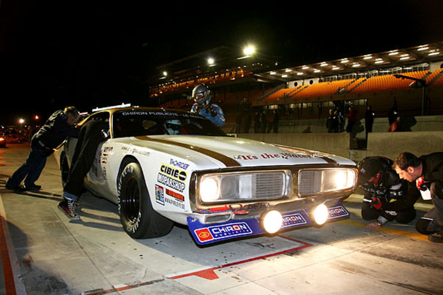 Aber natürlich wurde rund um die Uhr gefahren, auch spät in der Nacht hieß höchste Wachsamkeit beim Mechaniker-Team, wenn die Wagen zum schnellen Fahrerwechsel einfuhren. Natürlich auch in den frühen Morgenstunden noch laut und ausführlich kommentiert von den nimmermüden Stadionsprechen