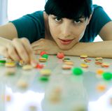 Lassen Sie Leckereien nicht offen herumliegen. Am besten horten Sie diese gar nicht erst zu Hause. So können Sie der Versuchung leichter widerstehen.