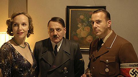 Adolf Hitler (Bruno Ganz), eingerahmt von Eva Braun (Juliane Köhler) und Albert Speer (Heino Ferch)