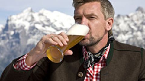 Ein Prosit der Gemütlichkeit: Laut einer Umfrage trinken elf Prozent der Bayern täglich Alkohol