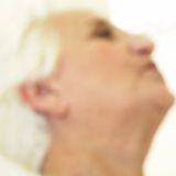 Ehre? Welche Ehre?    Über eine sehr große Frage hatte nun das Landgericht Kiel zu urteilen. Es ging darum, ob die Ehre eines Menschen teilbar ist oder nicht. Die Richter kamen zu dem Schluss, dass sie es nicht sei. Die Ehre kann nicht in eine persönliche und eine berufliche Ehre aufgeteilt werden. "Der Begriff der persönlichen Ehre umfasst auch die sogenannte Berufsehre", heißt es in dem Urteil. Eine Differenzierung zwischen einer persönlichen und einer beruflichen Ehre sei weder möglich noch geboten. In dem konkreten Fall hatte ein Reiter behauptet, sein Pferd sei durch schimmeliges Futter und Stroh aus dem Stall krank geworden. Der Stallbesitzer fühlte sich - ausschließlich - in seiner beruflichen Ehre verletzt und klagte sofort. Das Landgericht folgte der Differenzierung des Stallbesitzers nicht. Wenn jemandem die beruflichen Fähigkeiten abgesprochen würden, berühre dies auch seine persönliche Ehre, entschieden die Richter und wiesen die Beleidigungsklage ab