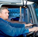 Platz 10: Vibrationen    LKW-Fahrer sind ständig dem Gebrumm und Gerüttel ihres Motors ausgesetzt. Diese Vibrationen können die Wirbelsäule so belasten, dass Kreuzschmerzen entstehen. Bei Kraftfahrern sind vibrationsbedingte Schäden des Rückens deshalb als Berufskrankheit anerkannt. Gefährlich sind besonders solche Schwingungen, die im Bereich von vier bis sechs Hertz liegen, also vier bis sechs Impulse pro Sekunde erzeugen. Das erschüttert die Wirbelsäule, besonders die Muskeln müssen dann viel mehr Arbeit leisten.         Die Idee für diese Tippstrecke stammt aus dem Buch: "Das neue Rückentraining" von Ingo Froboese, erschienen im Gräfe und Unzer Verlag.