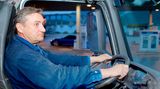 Platz 10: Vibrationen    LKW-Fahrer sind ständig dem Gebrumm und Gerüttel ihres Motors ausgesetzt. Diese Vibrationen können die Wirbelsäule so belasten, dass Kreuzschmerzen entstehen. Bei Kraftfahrern sind vibrationsbedingte Schäden des Rückens deshalb als Berufskrankheit anerkannt. Gefährlich sind besonders solche Schwingungen, die im Bereich von vier bis sechs Hertz liegen, also vier bis sechs Impulse pro Sekunde erzeugen. Das erschüttert die Wirbelsäule, besonders die Muskeln müssen dann viel mehr Arbeit leisten.         Die Idee für diese Tippstrecke stammt aus dem Buch: "Das neue Rückentraining" von Ingo Froboese, erschienen im Gräfe und Unzer Verlag.