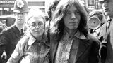 Eine Spur härter, aber kaum weniger erfolgreich als die Beatles waren die Rolling Stones, die immer wieder mit Skandalen auf sich aufmerksam machten. Das Foto aus dem Jahr 1969 zeigt Sänger Mick Jagger mit seiner Freundin Marianne Faithfull auf dem Weg zu einem Londoner Gericht, wo sie sich wegen Cannabis-Besitz verantworten mussten