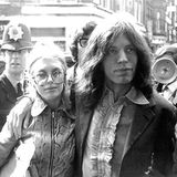 Eine Spur härter, aber kaum weniger erfolgreich als die Beatles waren die Rolling Stones, die immer wieder mit Skandalen auf sich aufmerksam machten. Das Foto aus dem Jahr 1969 zeigt Sänger Mick Jagger mit seiner Freundin Marianne Faithfull auf dem Weg zu einem Londoner Gericht, wo sie sich wegen Cannabis-Besitz verantworten mussten